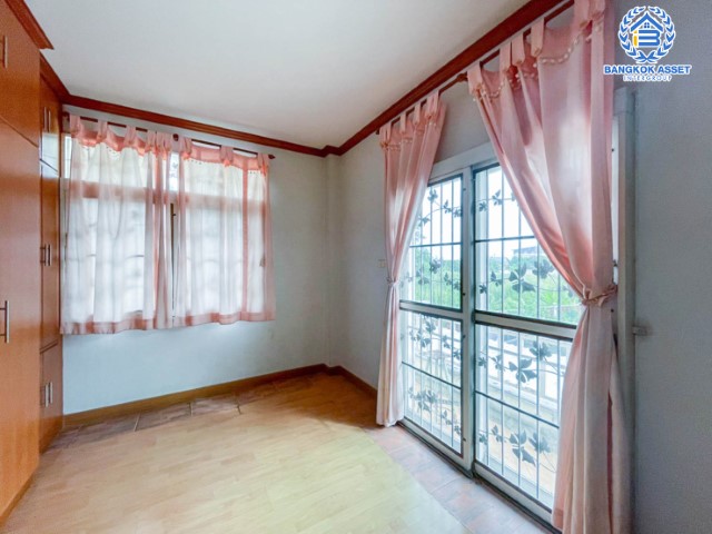 *****บ้านเดี่ยวมือสอง ทำเลใกล้สนามบินดอนเมือง ม.กฤษณา แจ้งวัฒนะ-ดอนเมือง หลังใหญ่พื้นที่ใช้สอย 180 ตร.ม. ฟังก์ชัน 3 ห้องนอน 3 ห้องน้ำ 2 ที่จอดรถ แถมฟรี !! เครื่องปรับอากาศ 2 เครื่อง และเครื่องทำน้ำอุ่น 2 เครื่อง ทำเลดี เชื่อมสู่ใจกลางเมืองได้อย่างสะดวกสบาย ใกล้ทางด่วนศรีสมาน